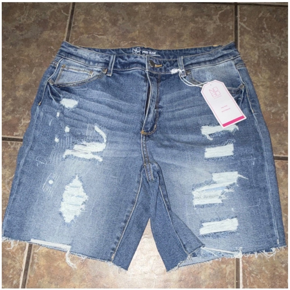 No Boundaries Womens Mid Rise Boyfriend Distressed Denim Shorts Medium Wash NWT